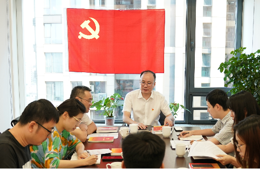 侯興釧在第三黨支部宣講黨的二十屆三中全會(huì)精神